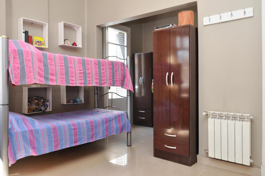 Cama en habitación compartida femenina de 6 camas