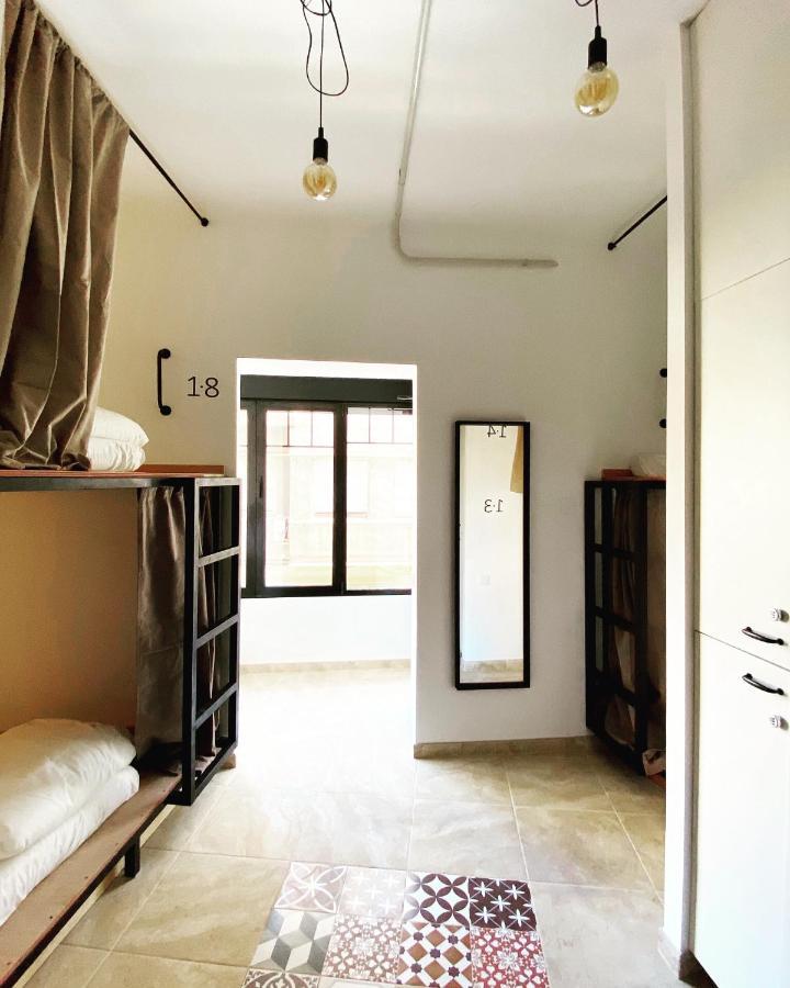 Cama en habitación compartida femenina de 8 camas