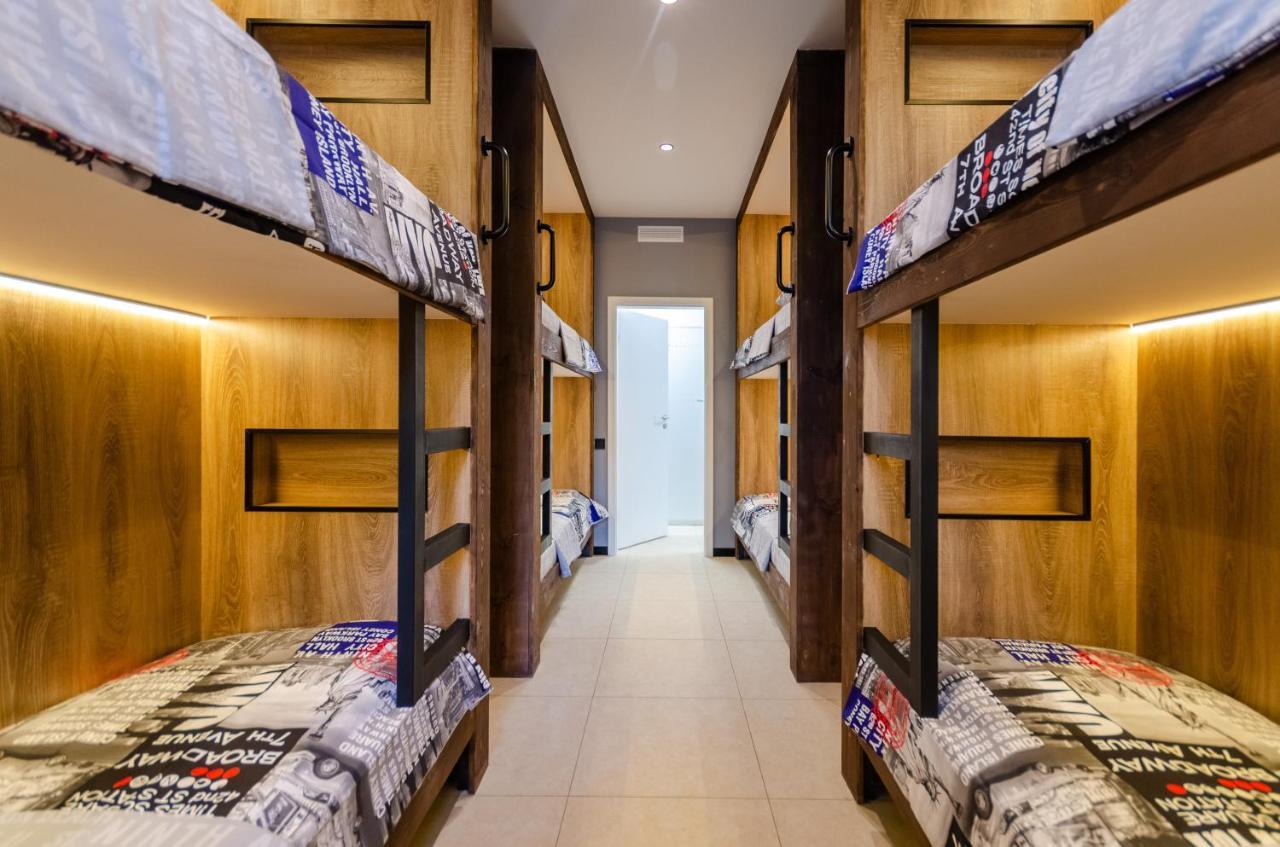 Lits Superposés dans Dortoir Masculin