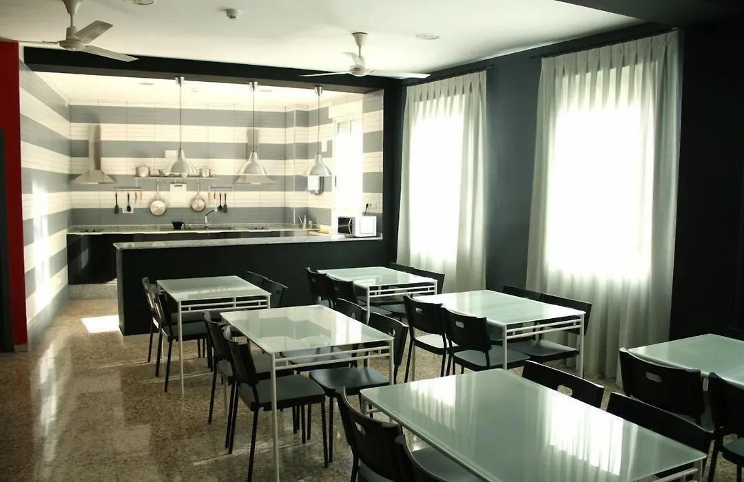Quart Youth Hostel & Apartments-1