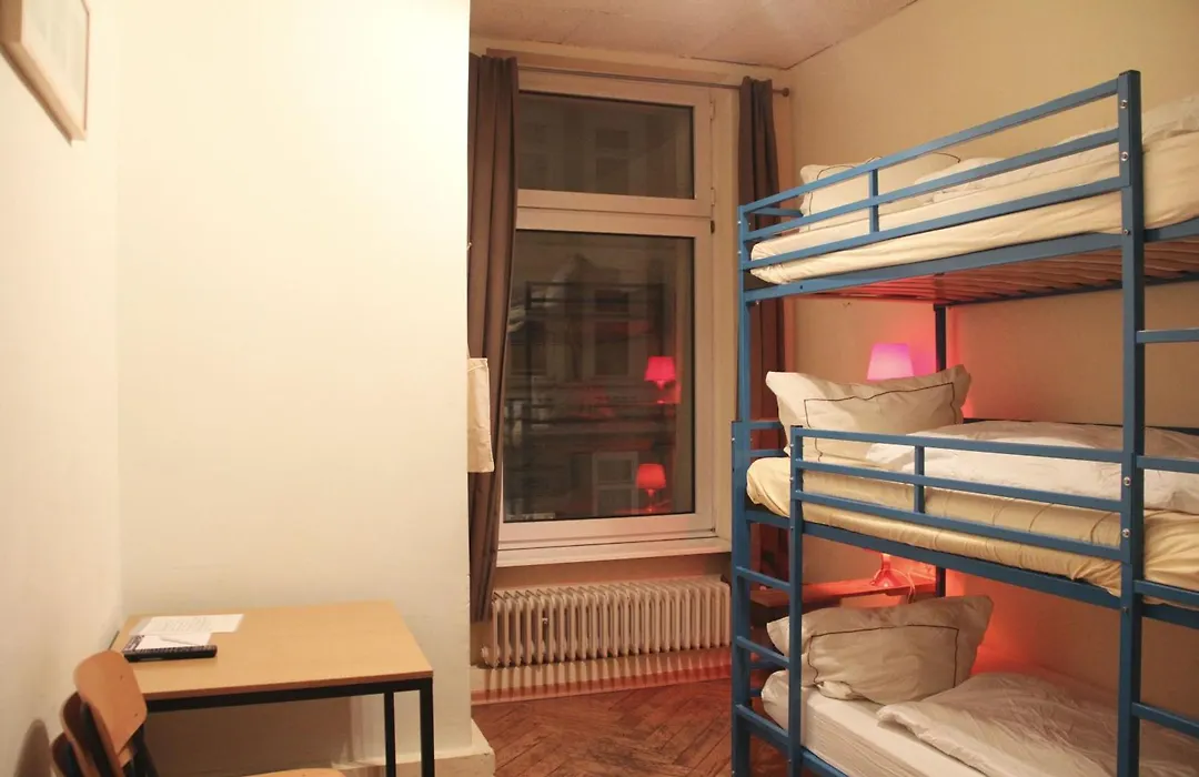 Buch-Ein-Bett Hostel-1