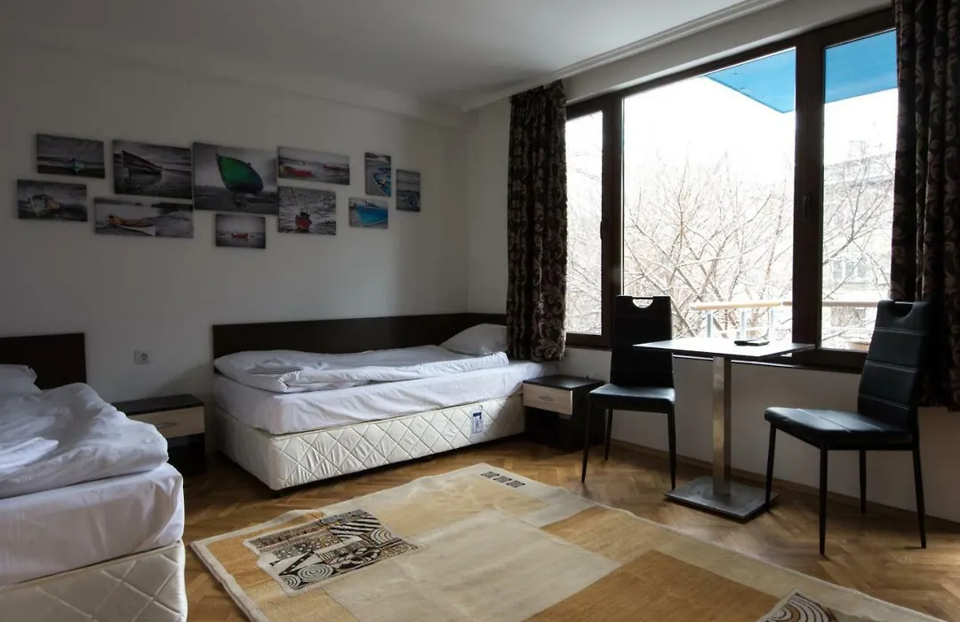 Guest Rooms Old Captain-1