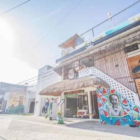 Straw Hat Hostel & Rooftop Bar-3