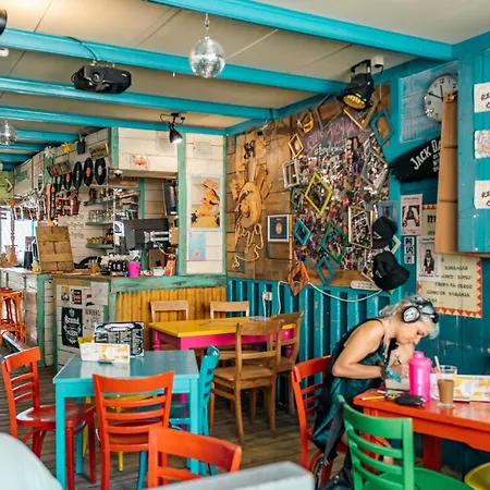 The Flying Pig Beach Hostel-3