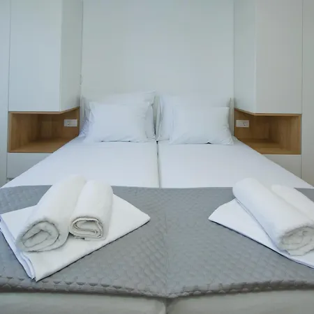 Luka'S Lodge Guesthouse & Hostel-2
