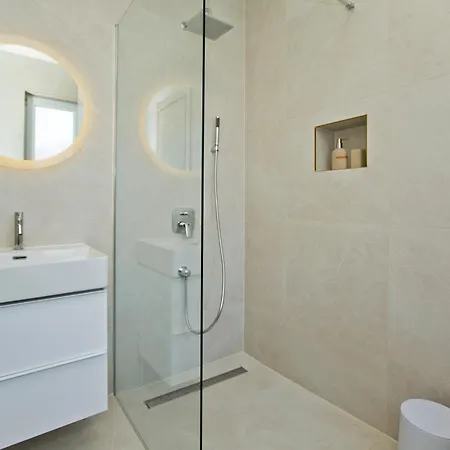 Luka'S Lodge Guesthouse & Hostel-3