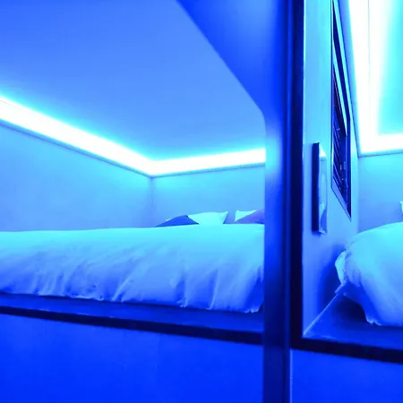 The Hyve Capsule hostel Amsterdam-3