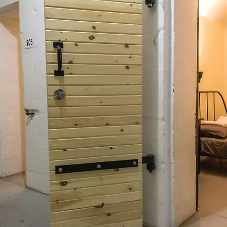 Saintlo Ottawa Jail Hostel-2