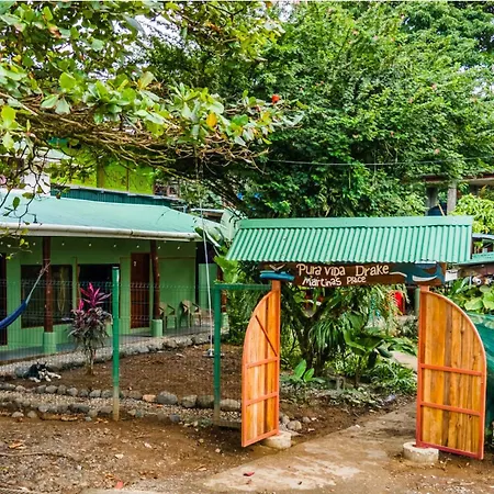 Jacobin Hostel & Cabins-3