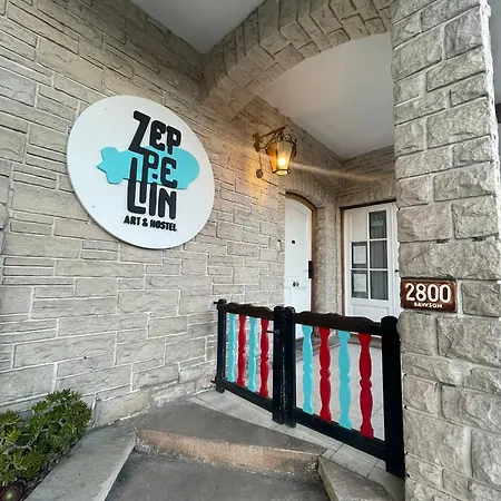 Zeppelin Art-Hostel-2