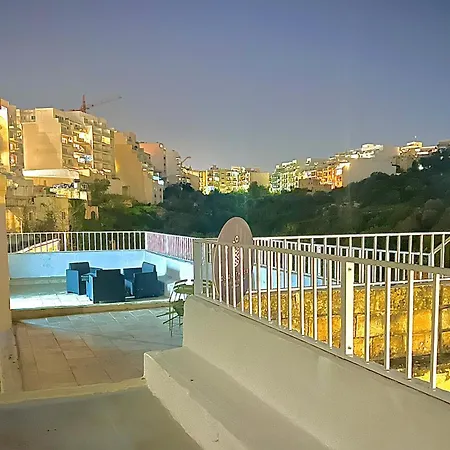 Follow The Sun Boutique Hostel - Pool, Breakfast & Sea Views-3