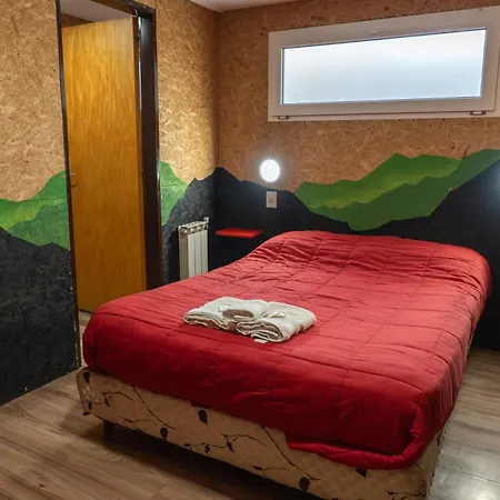 Moving Hostel Travel Bar-2