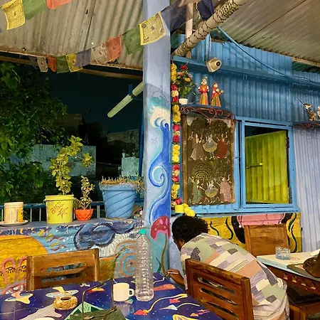 Bob Hostel-2