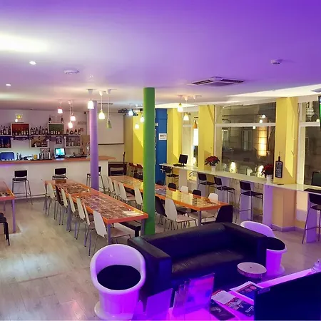 Golden Tram 242 Suites & Hostel-3