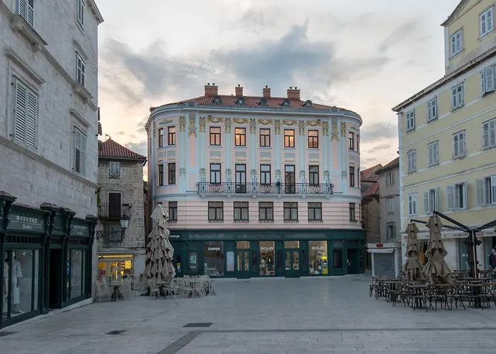 Luxury hotel only: Central Square Heritage Hotel