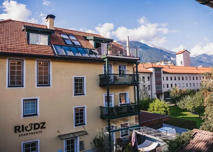 Ferienvermietung: Riedz Apartments Innsbruck- Zentrales Apartmenthaus mit grüner Oase