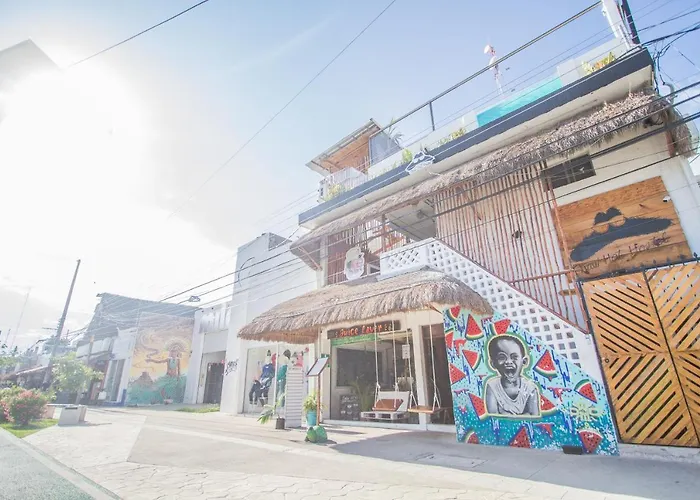 Straw Hat Hostel & Rooftop Bar