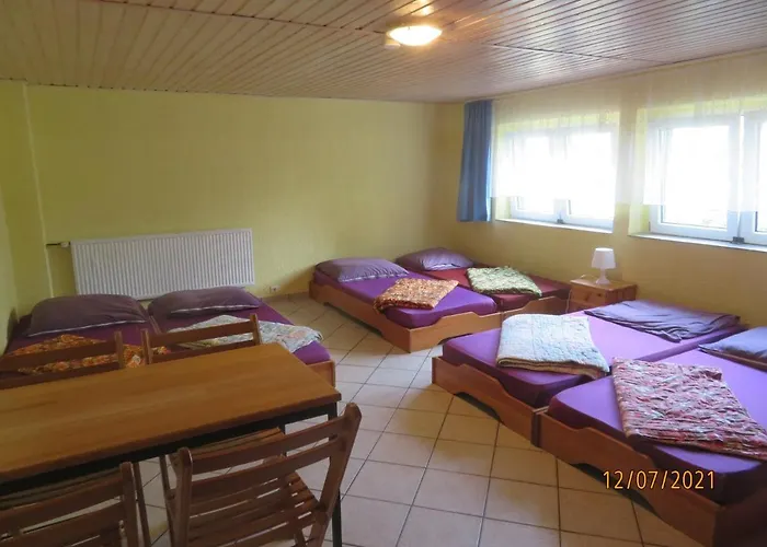 Hostel Waldhaus am Ferienpark-Mehrbett-Gruppenzimmer mit Waschbecken