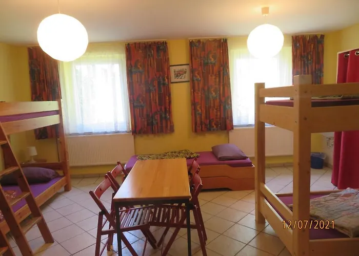 Hostel Waldhaus am Ferienpark-Mehrbett-Gruppenzimmer mit Waschbecken
