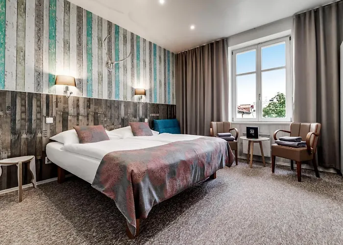 Hotel near College: Royal Court Hotel