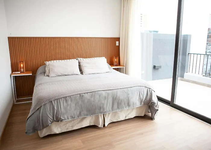 Hotel cerca del colegio: Monroe Suites