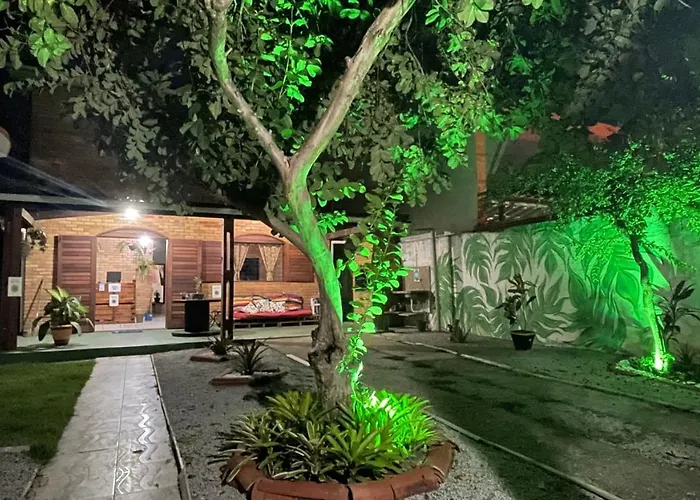 Pousada São Jorge 1 MIN A PÉ DA PRAIA Casa de família, simples e aconchegante, Na Av principal da praia café disponível até 12hs cozinha completa e churrasqueira disponível para uso ar cond das 20hs as 8 30