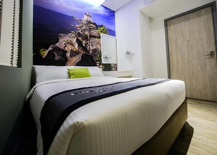 Cheap hotel: J8 Hotel