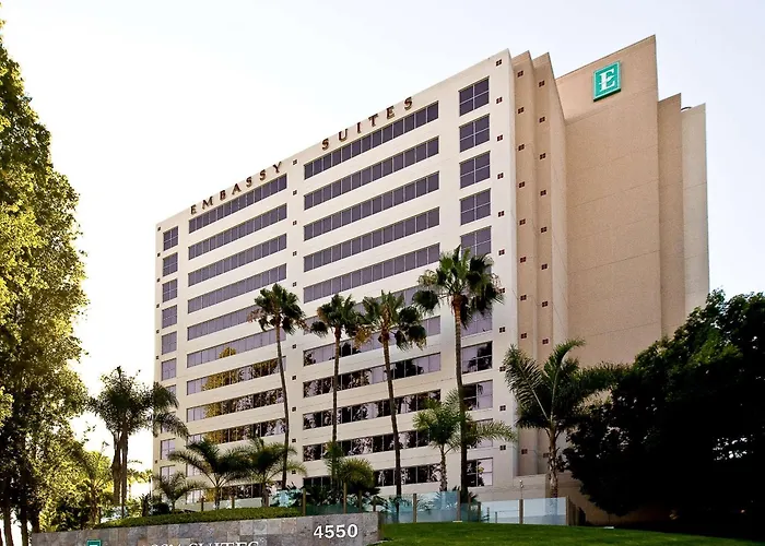 Hotel with pool: Embassy Suites By Hilton San Diego La Jolla