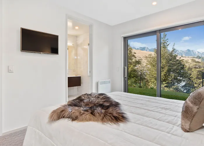 Rees & Luxury Apartments