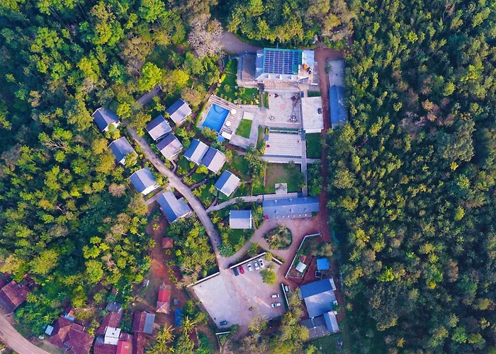 Hotel with pool: The Blossom Resort - Chikmagalur