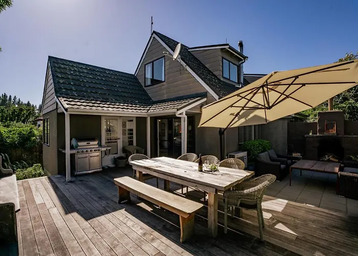 Pet Friendly hotel: Kings Drive - Wanaka Holiday Home