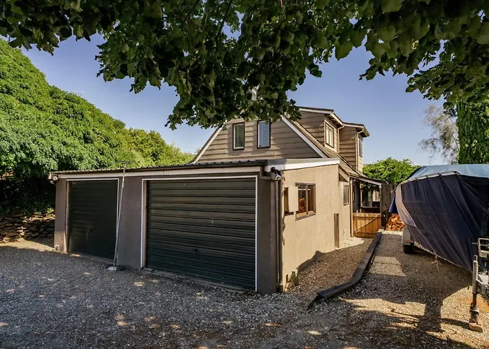 Pet Friendly hotel: Kings Drive - Wanaka Holiday Home