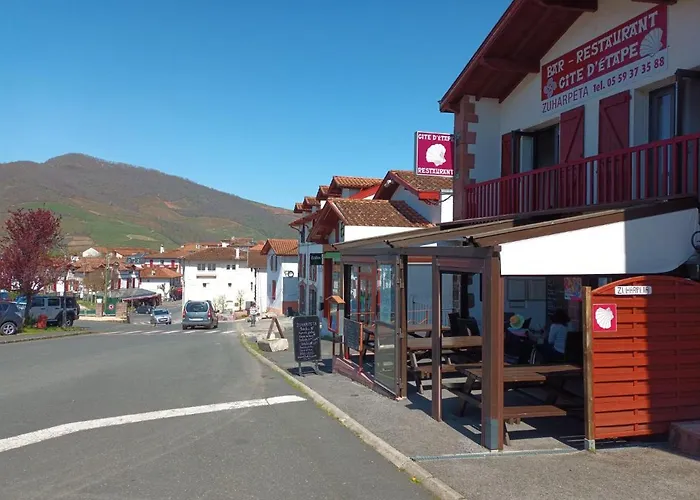 Refuge D'Etape Zuharpeta Randonneur Pelerin