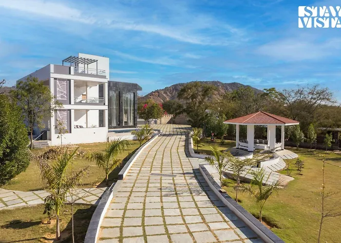 Lodge: Stayvista'S Avadh Vatika - Mountain-View Villa With Outdoor Pool, Lawn Featuring A Gazebo & Bar