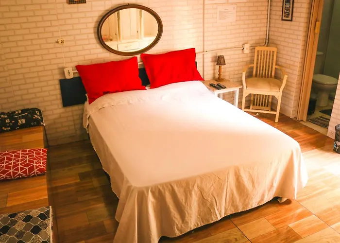 Casa Da Cacaia E Do Henrique