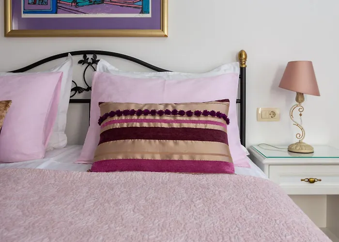 Romantic hotel: Romantic Luxury Rooms