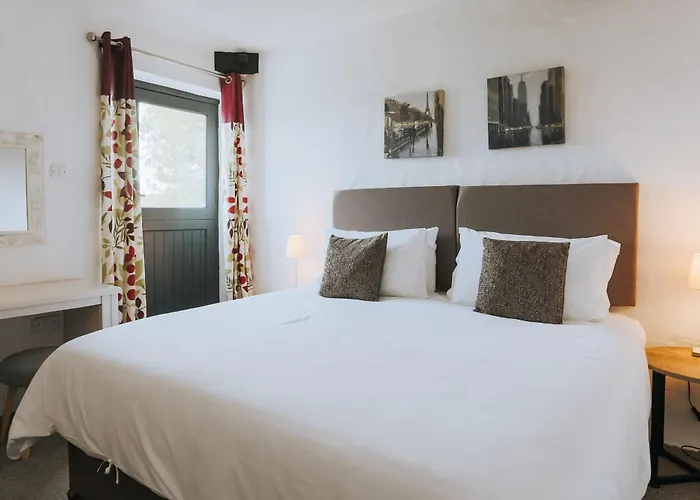 Pet Friendly hotel: Goonwinnow Farm Cottages