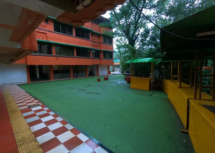 Hotel with pool: Hill Forest Resort