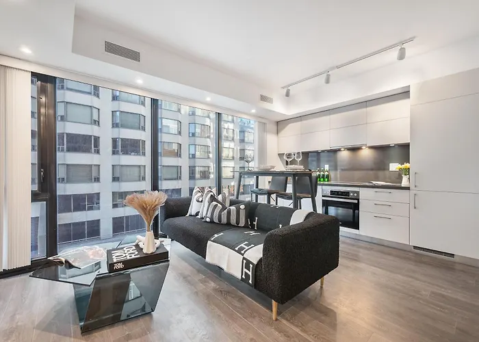 Yorkville Plaza Suites - Pool & Hot Tub