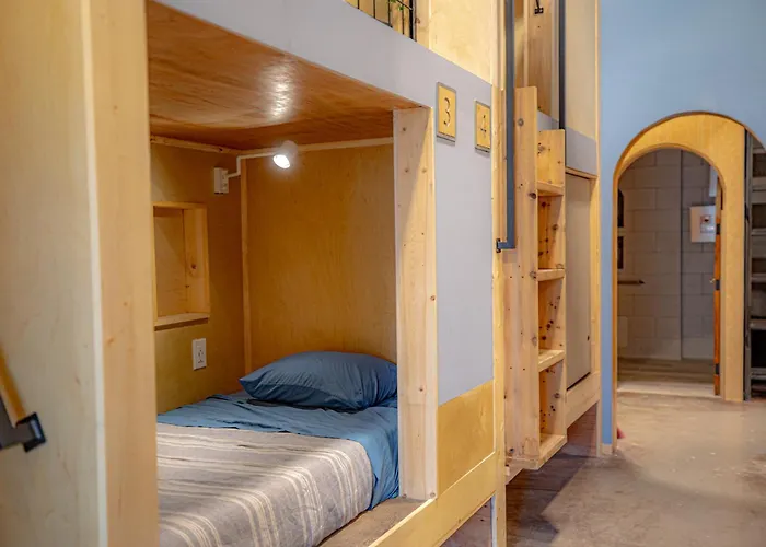 Social Stays - Santa Barbara'S First Hostel On State Street
