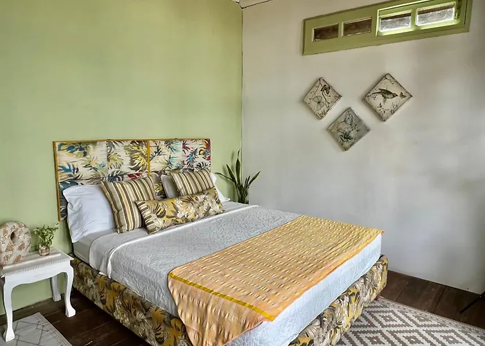 Hotel near College: Mira Mira Beach