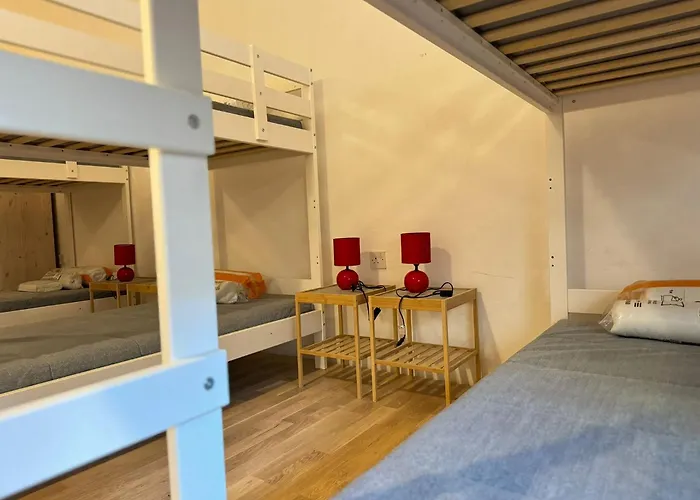 Dragon'S Den Hostel
