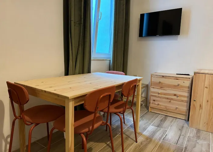 Dragon'S Den Hostel