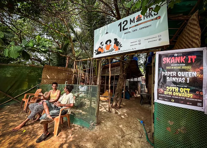 12 Monks - Beachfront Hostel