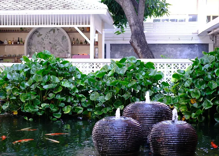 Feung Nakorn Balcony Rooms And Cafe