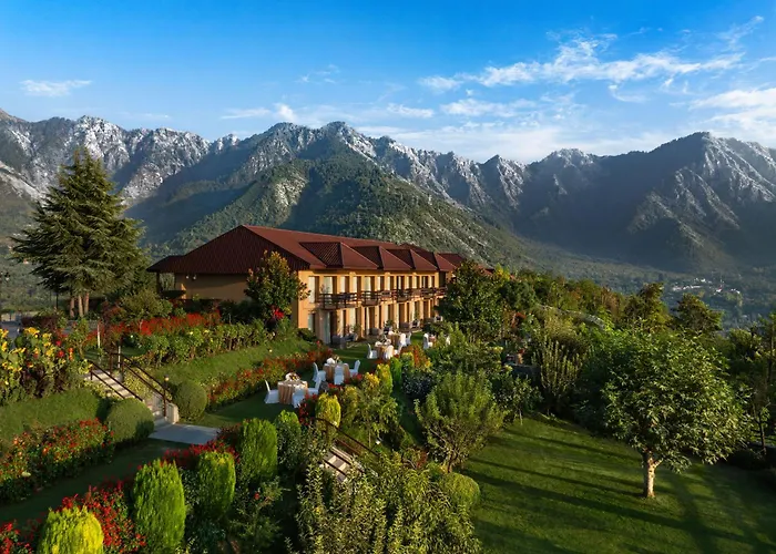 Family Hotel: Taj Dal View Srinagar