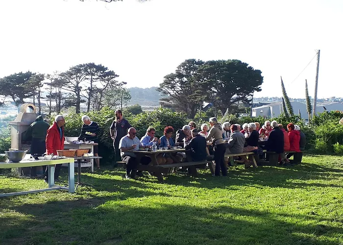 Auberge Granit Rose - Hébergement partagé en Auberge de Jeunesse - Vue sur mer - Dortoir mixte&Camping