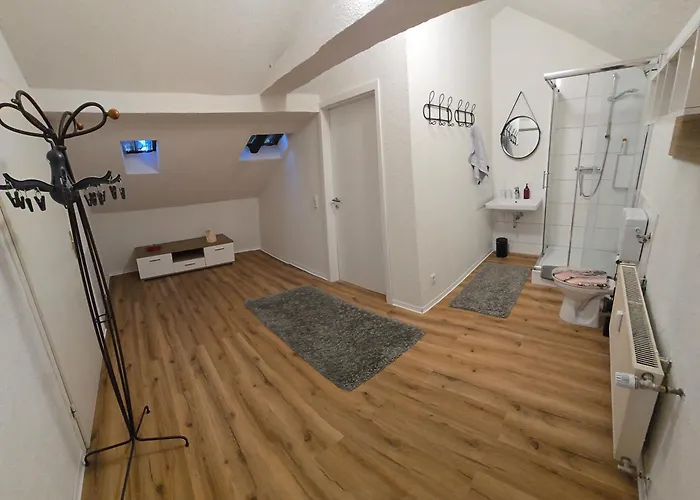 Privatzimmer in WG für 4 Personen