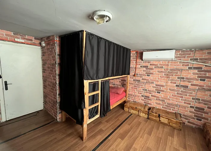 Lola Backpacker'S Hostel