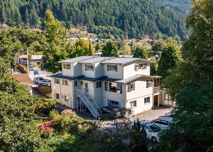 The Flaming Kiwi Backpackers